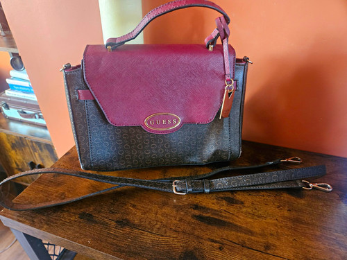 Guess brown burgundy logo - guess,
