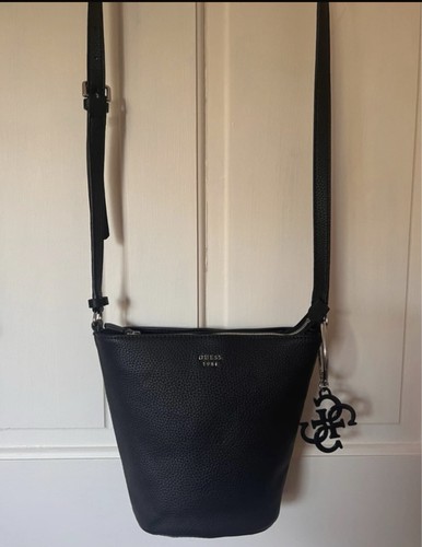 New guess bucket black large - guess,